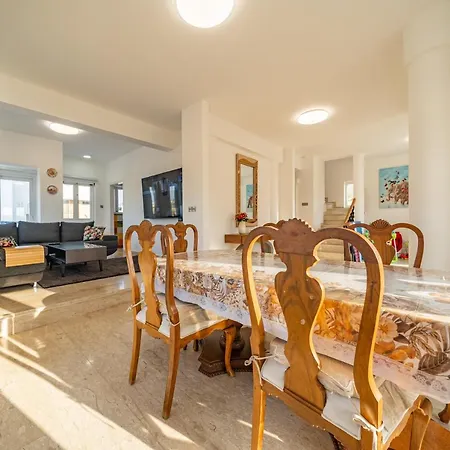Villa Dene Hollow *
