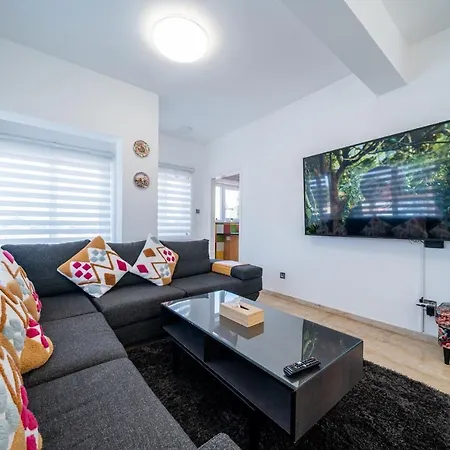 Dene Hollow Villa *