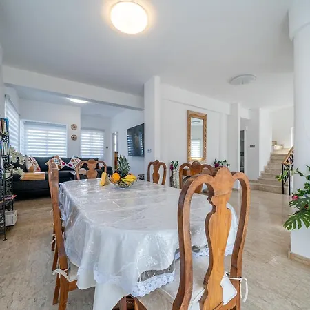 Dene Hollow Voroklini