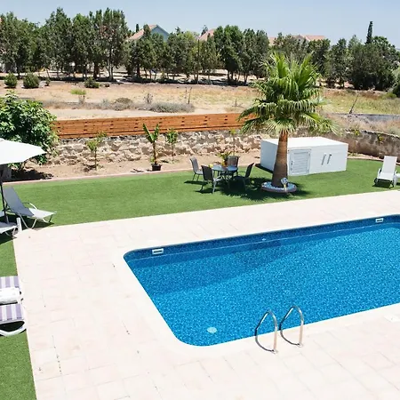 Dene Hollow Vila *