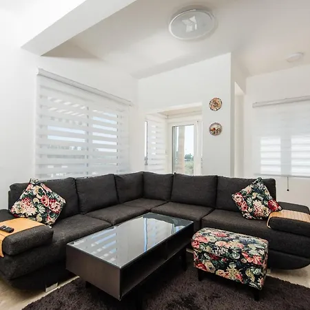 Villa Dene Hollow *