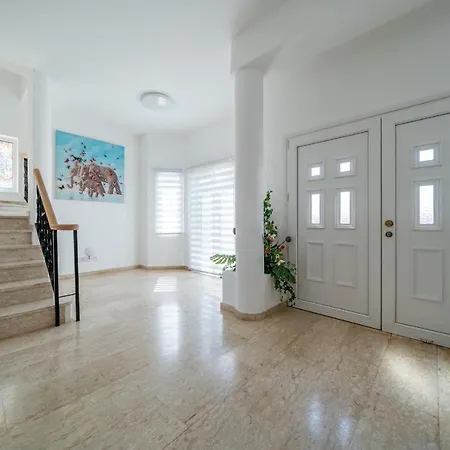 Вилла Dene Hollow