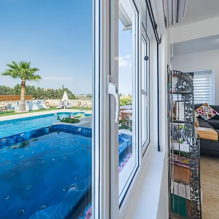 Dene Hollow Вилла Вороклини