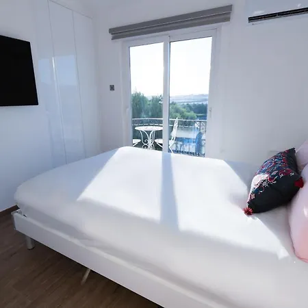 Dene Hollow Willa Oroklini