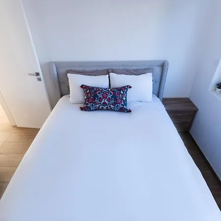 Dene Hollow Willa Oroklini