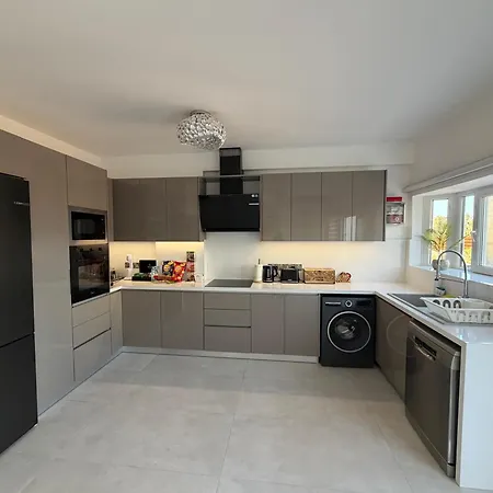 Dene Hollow * Voróklini