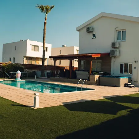 Dene Hollow Villa *